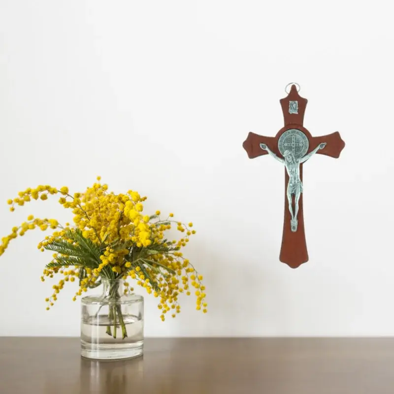 Crucifix Saint Benoît en bois Christ et médaille Saint Benoît argentée 15 cm