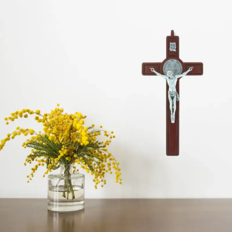 Crucifix Saint Benoît en bois d'olivier Christ et médaille argentée 20 cm