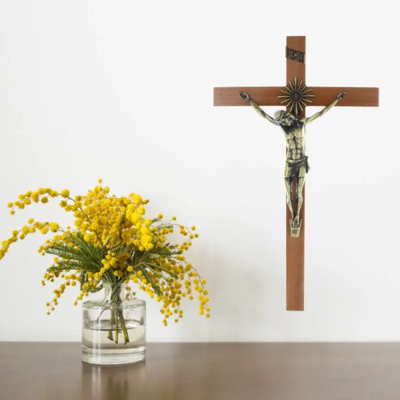 Crucifix bois Christ couleur bronze avec auréole 43 cm