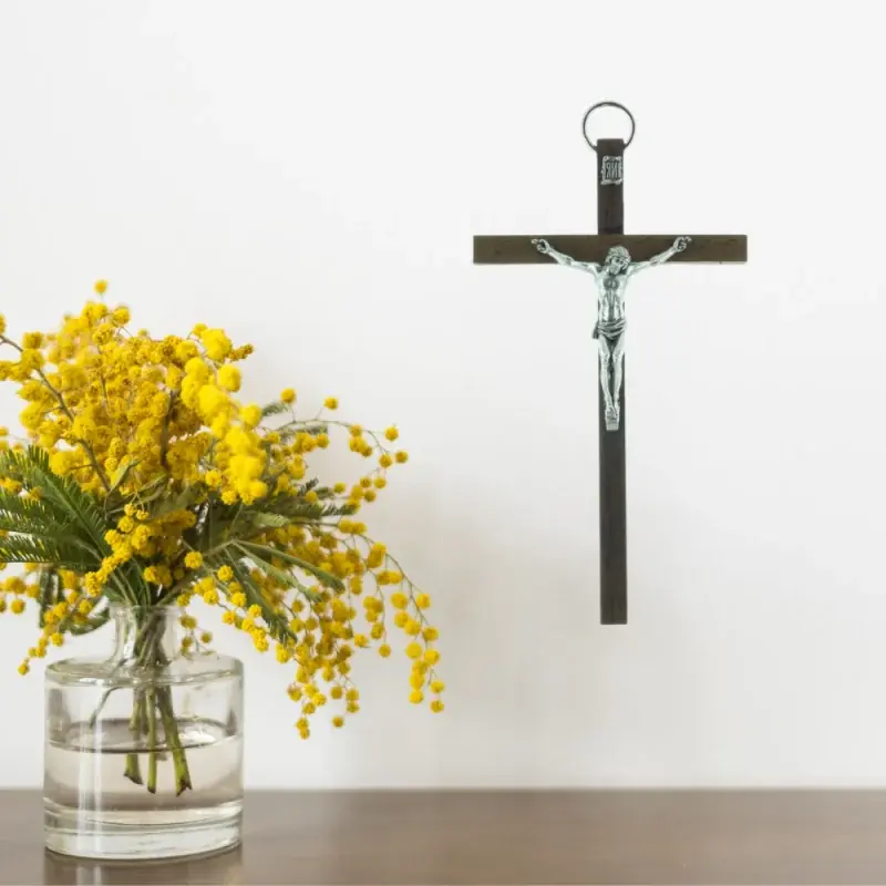 Crucifix en bois foncé à suspendre 13cm