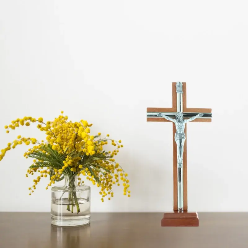 Crucifix sur socle en bois avec le Christ en métal 16cm