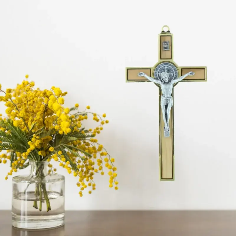 Crucifix de Saint Benoît en bois d'olivier et métal doré 13cm