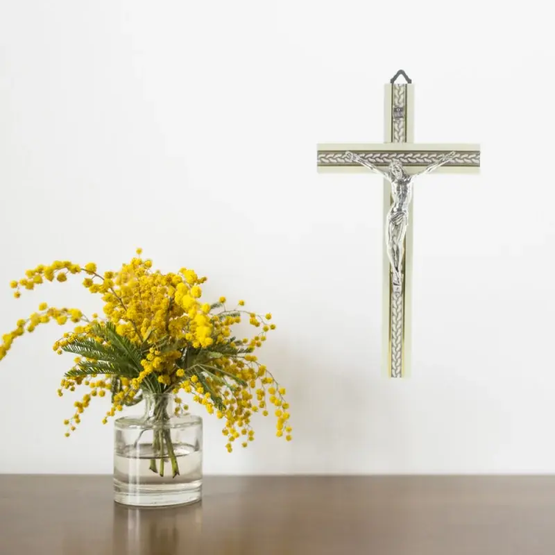 Crucifix en bois blanc avec Christ en métal 20 cm