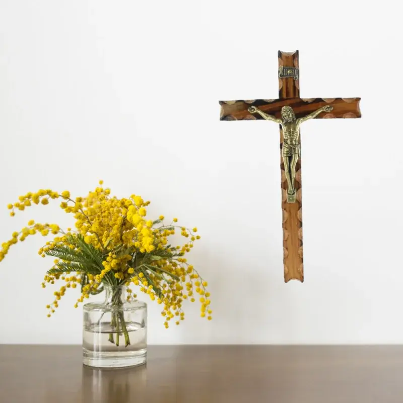 Crucifix en bois avec le Christ en doré de 23 cm