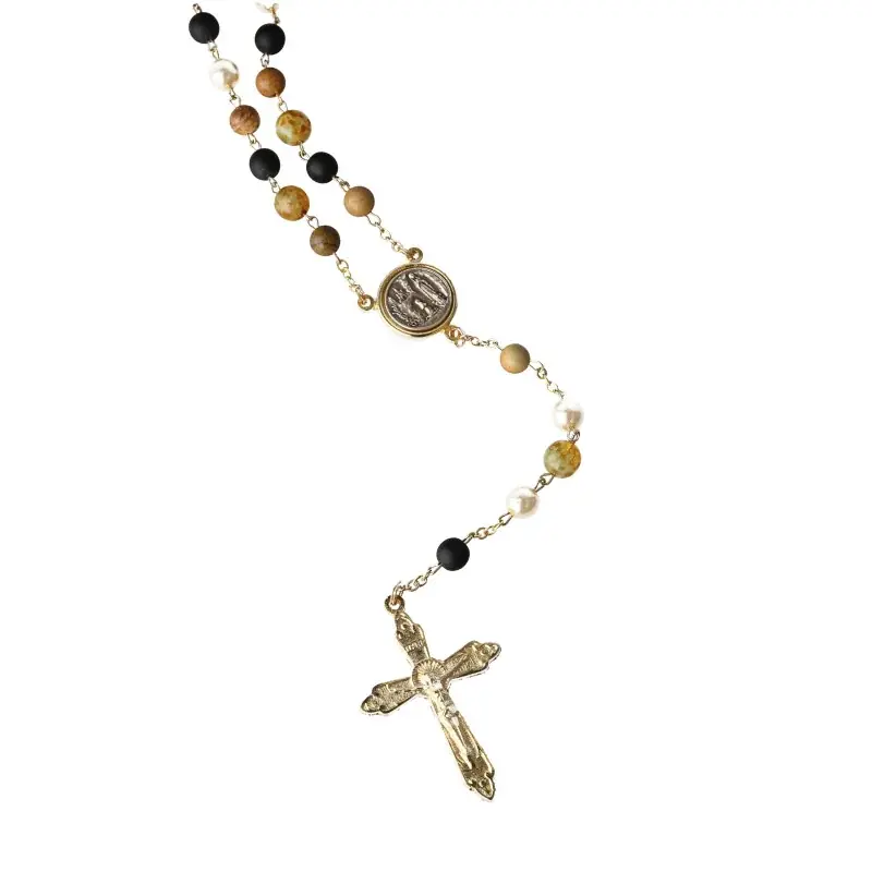 Chapelet en verre et pierre avec une croix et un coeur dorés
