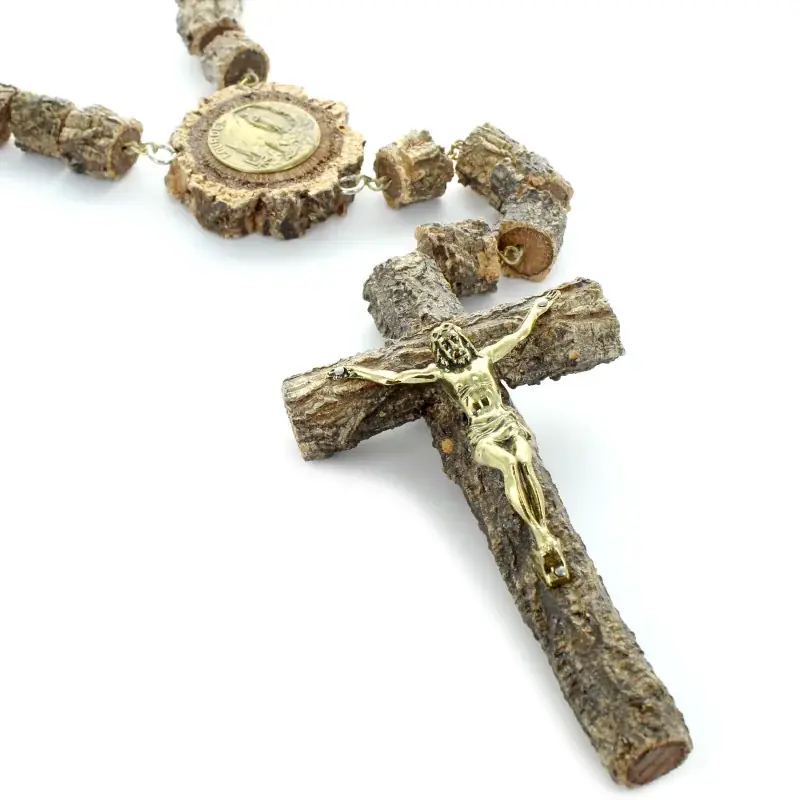 Chapelet à suspendre en écorce d'arbre vernis avec Christ doré