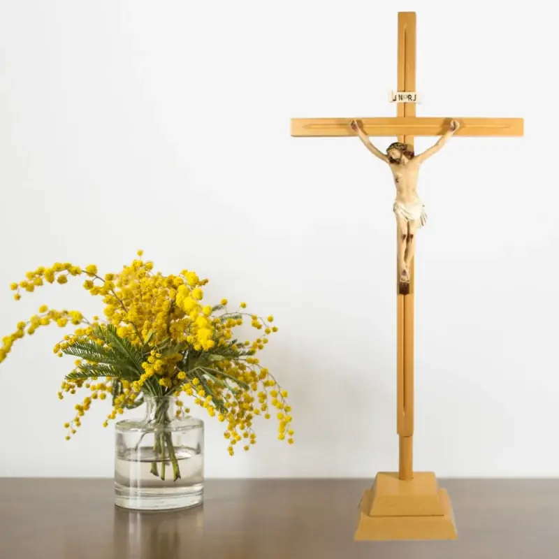 Crucifix sur pied en bois avec Christ en résine 83cm