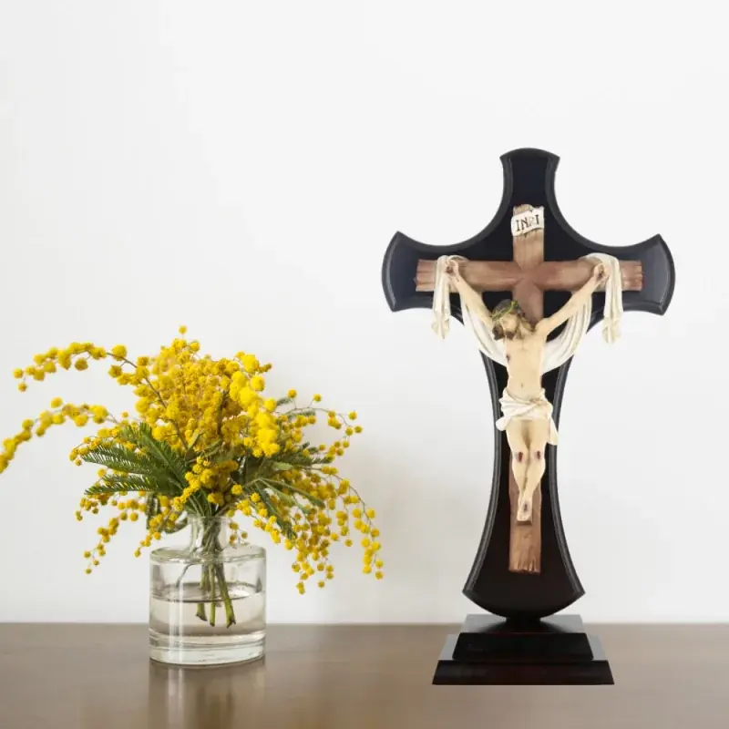 Croix en bois avec un Christ en résine colorée 50cm