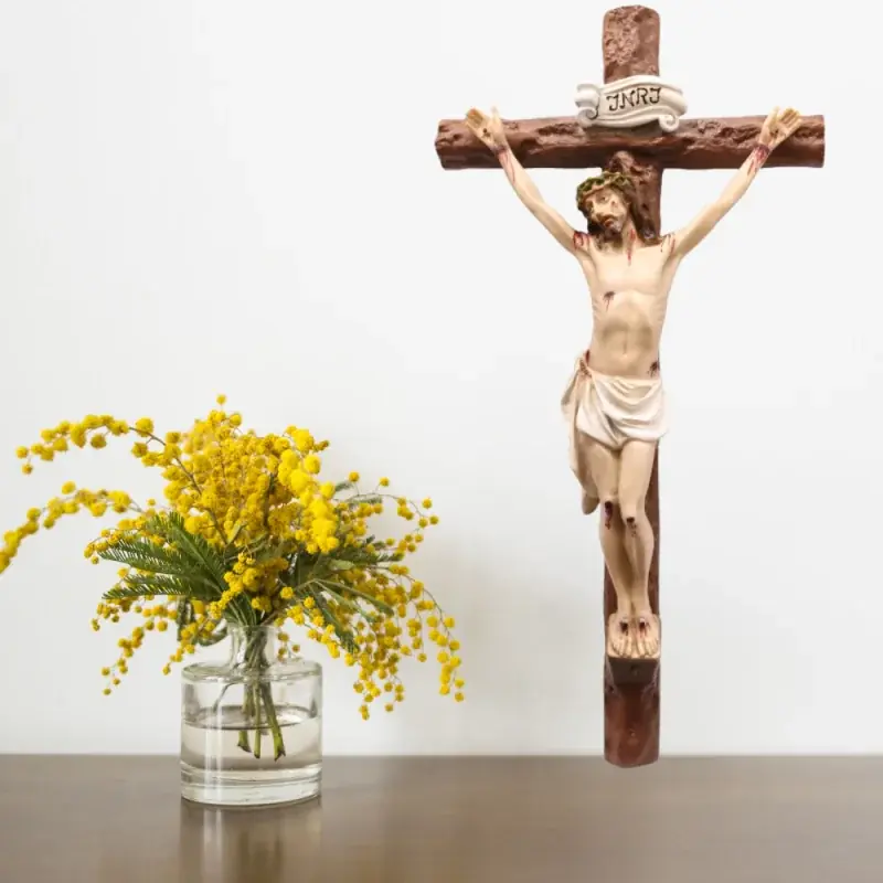 Crucifix effet bois brut avec Christ en résine colorée 61 cm