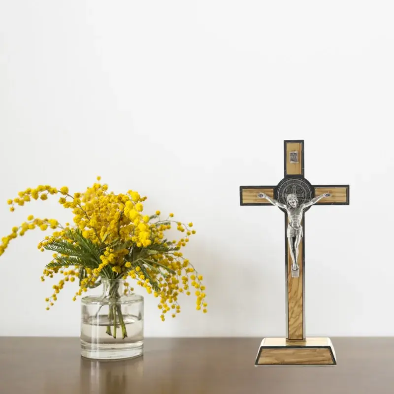 Crucifix de Saint Benoît en bois d'olivier et métal 20 cm