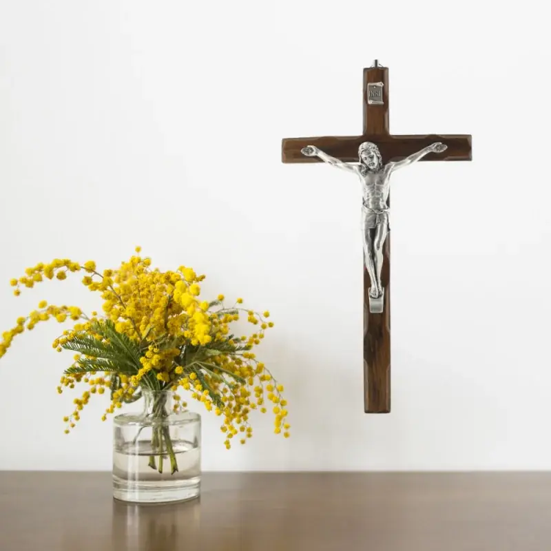 Crucifix en bois verni avec Christ argenté 25 cm