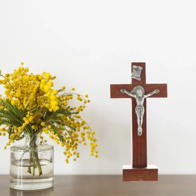 Crucifix Saint Benoit avec le Christ argenté 9 cm