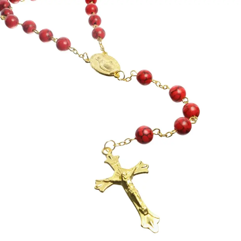 Chapelet en pierres corail avec chaîne dorée et boîte
