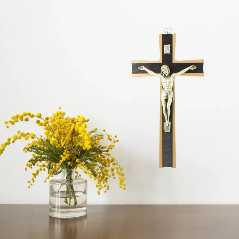 Croix en bois d'olivier avec Christ argenté 19cm