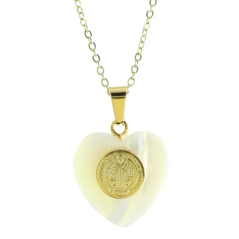 Parure avec pendentif coeur nacré et médaille de Saint Benoît dorée 20mm
