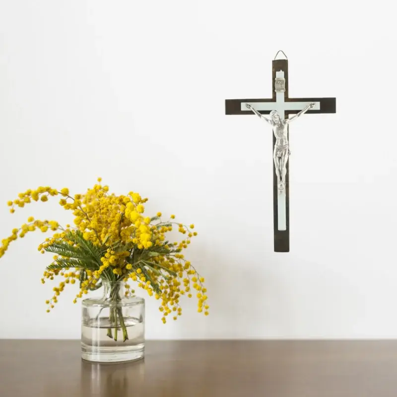 Croix du Christ en bois et métal argenté 16cm