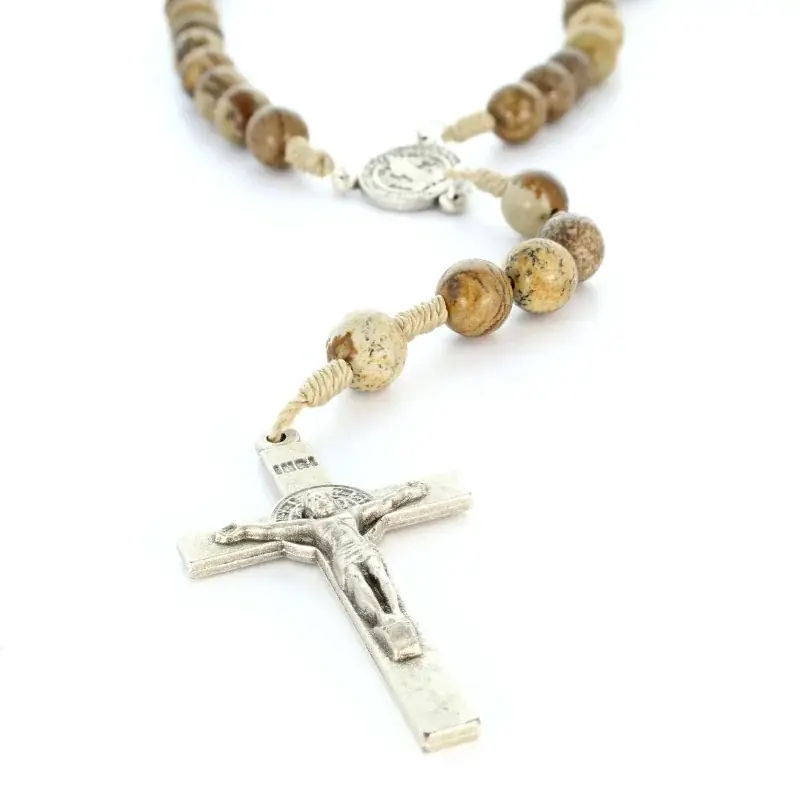Chapelet Saint Benoît en pierre de jaspe et corde beige