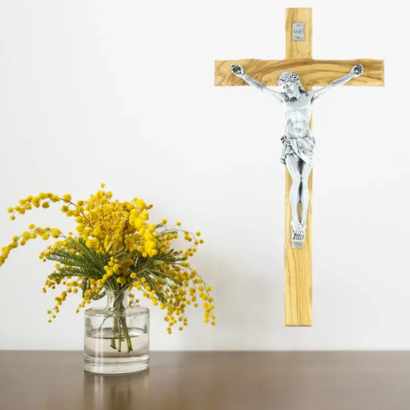 Grand Crucifix en bois d'olivier et Christ argenté 50cm