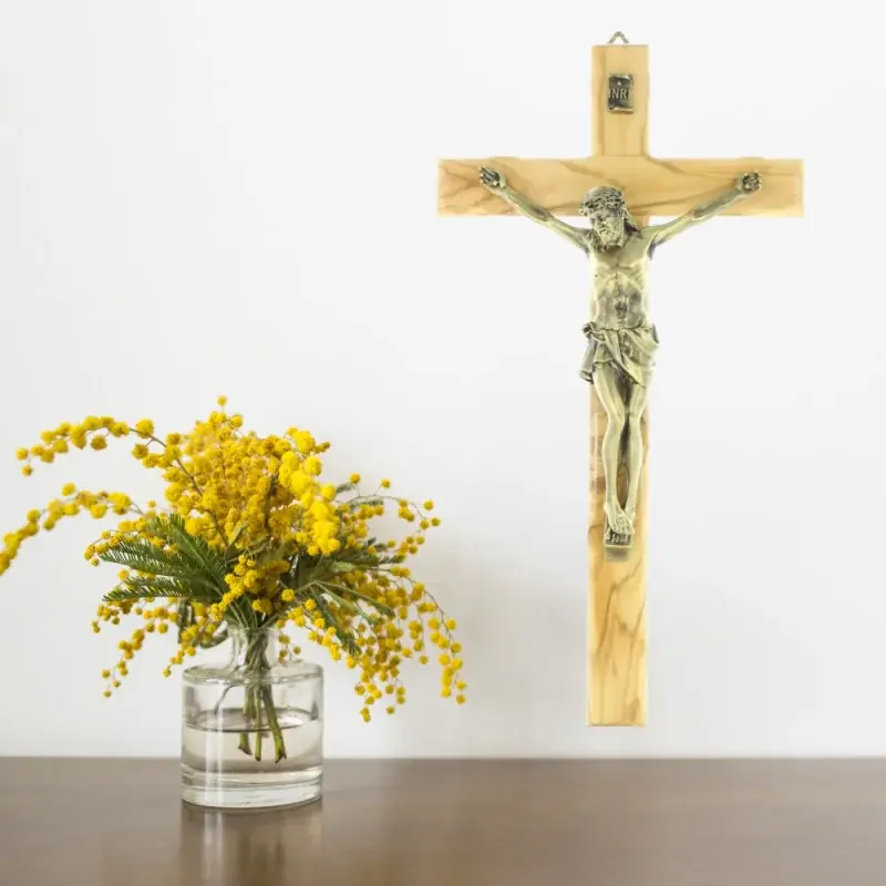 Crucifix de 50cm en bois d'olivier et Christ doré