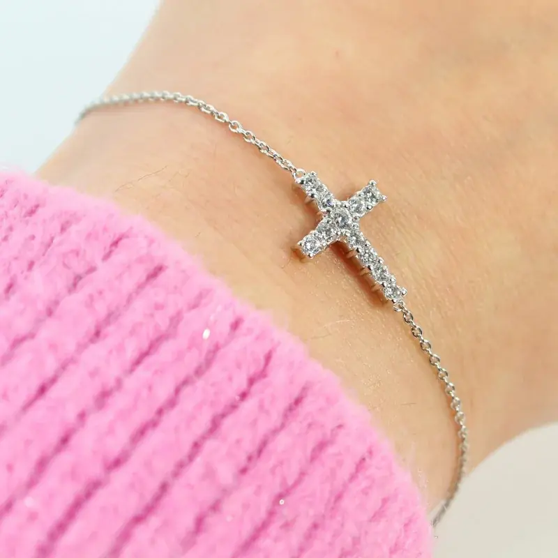 Bracelet en argent avec croix et strass