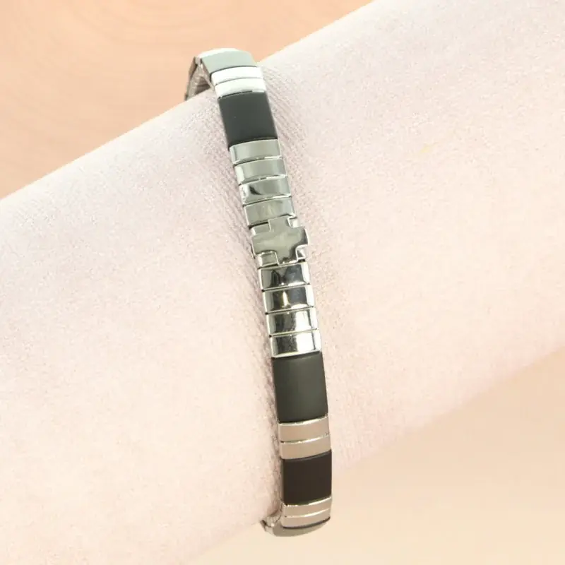 Bracelet noir pour homme avec croix en acier