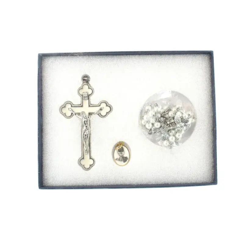 Coffret Communion avec chapelet, médaille et crucifix dans une boîte