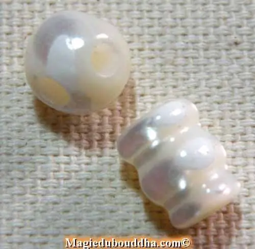Head bead for Tibetan mala in mother-of-pearl.
