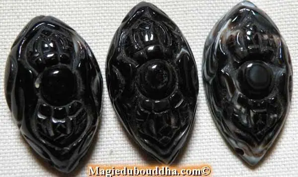 Dorje pendant in Tibetan Dzi agate.
