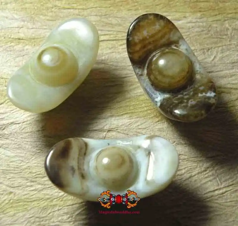 Feng Shui fortune ingot made of carved agate.