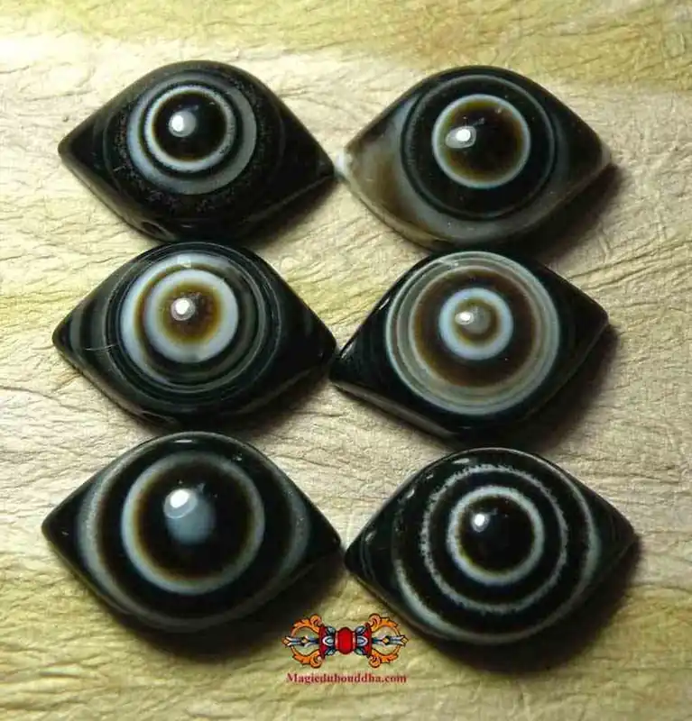 Small Tibetan magic eyes made of agate.