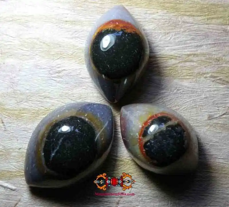 Large Kali eyes / Shiva eyes in agate.