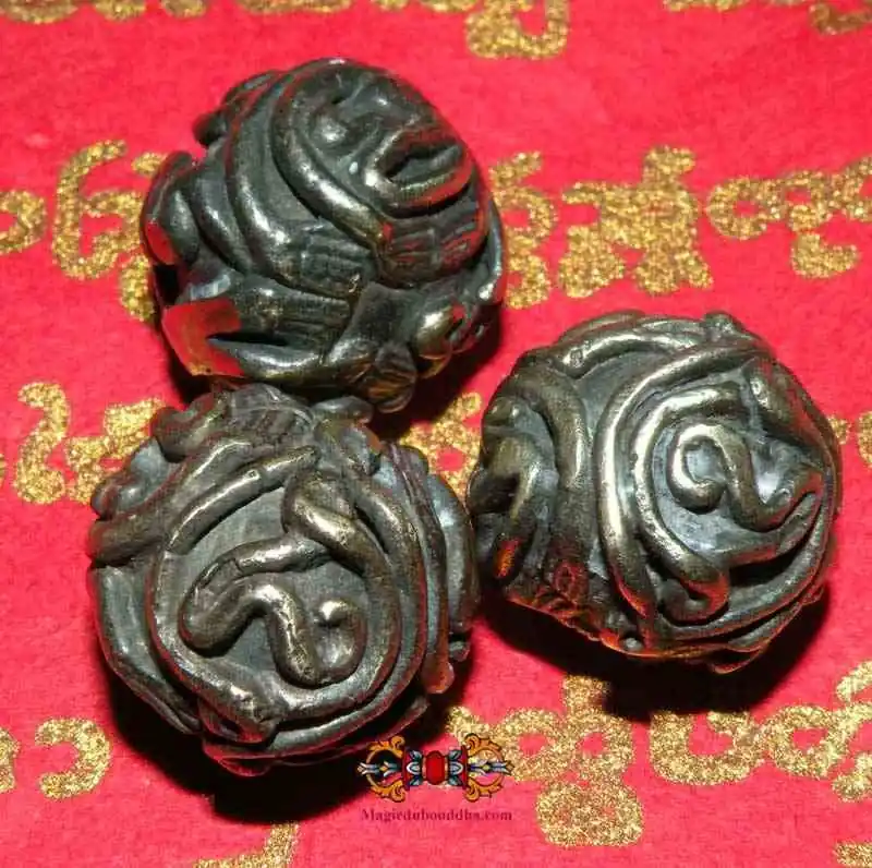 Protective Thai amulet Look Sakot / Phra Pidta Mahahut.