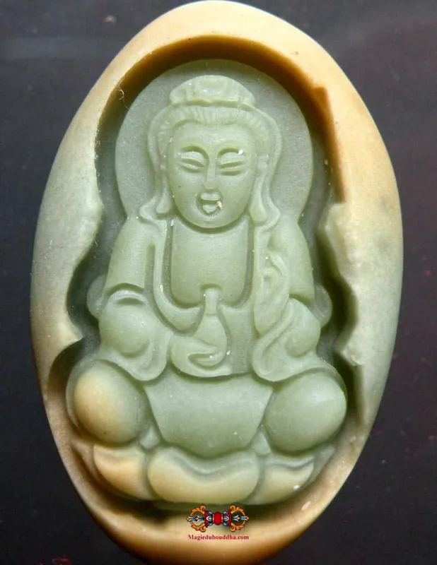 Fluorescent sacred stone pendant Ye Ming Zhu - Guan Yin.
