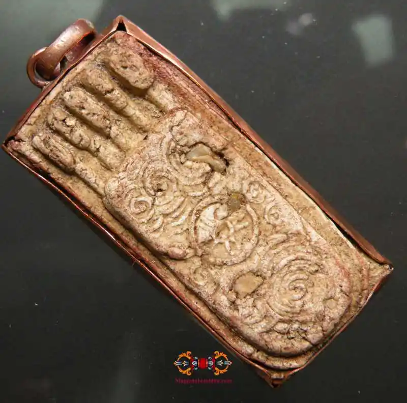 Phra Puthabat Amulet - Buddha's Footprint.