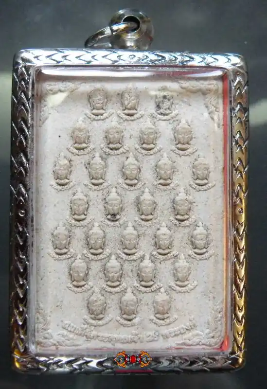 Puthashayanti "28 Buddha" amulet.