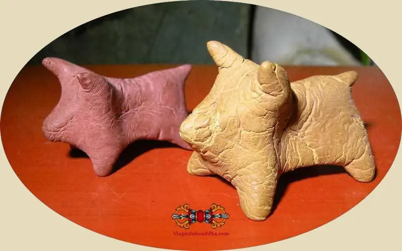 Small antique Kwai Tanoo figurines in colored earth - Wat Sri Sathong.
