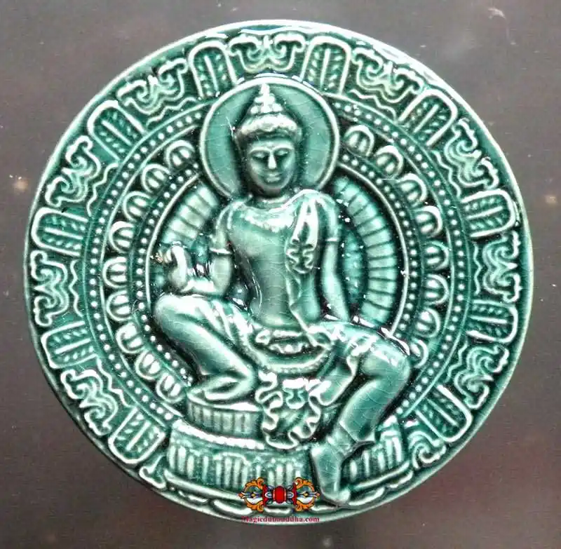 Large green Jatukham Rammathep amulet - Wat Baromathat.
