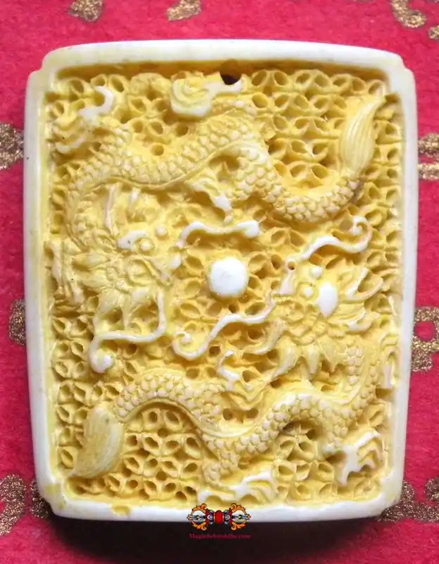 Chinese dragon pendant (bone color).