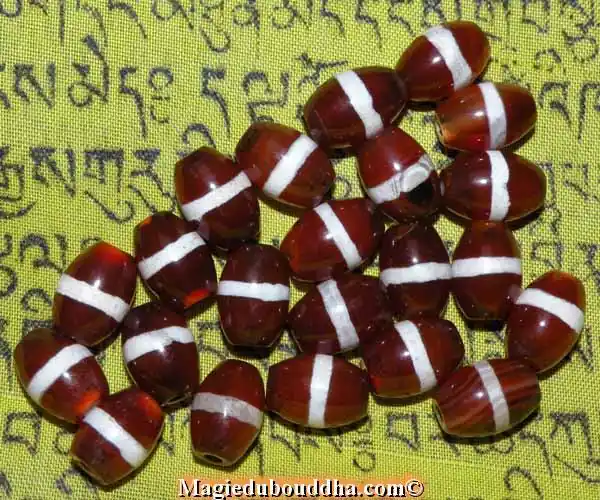 Small Tibetan Dzi with bands.
