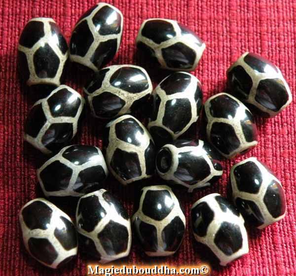 Small Tibetan Dzi "tortoiseshell" - Dzi of longevity.