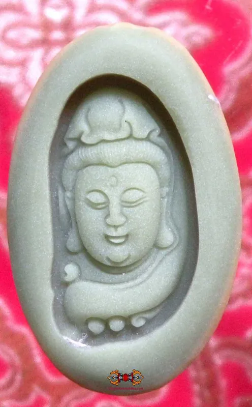 Ye Ming Zhu Fluorescent Stone Pendant - Face of the protector Guan Yin.