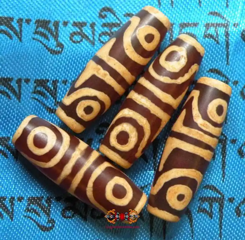 Small Tibetan Dzi tiger skin with 4 eyes.
