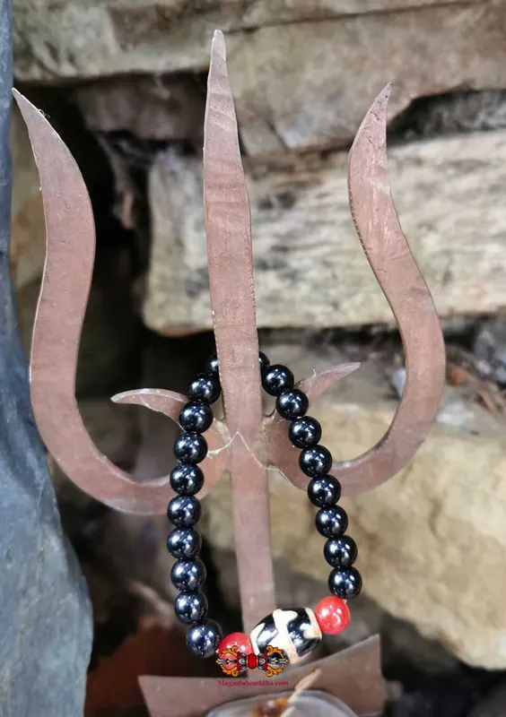 Tibetan bracelet for strength and courage - with Tiger skin Dzi.