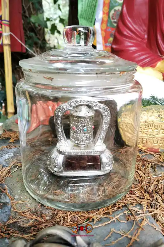 Solar Prayer Wheel - With Medicine Buddha Sangye Menla Mantra.