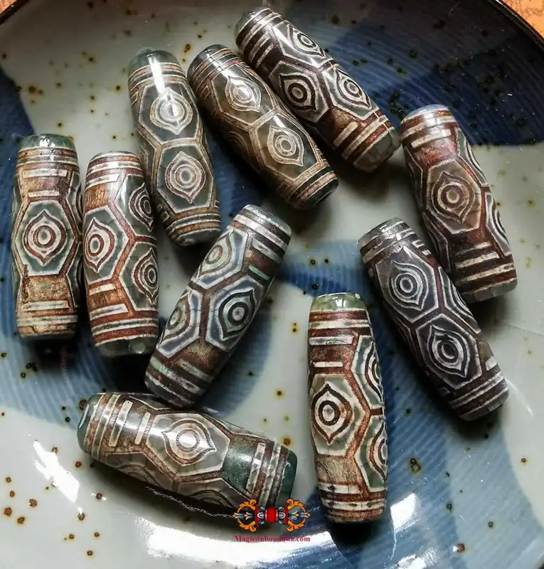 Beautiful Tibetan Dzi "6-eyed dragon eye".