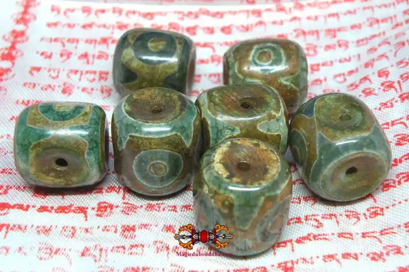 Large head bead for Tibetan rosary - Green 3-eyed Dzi.