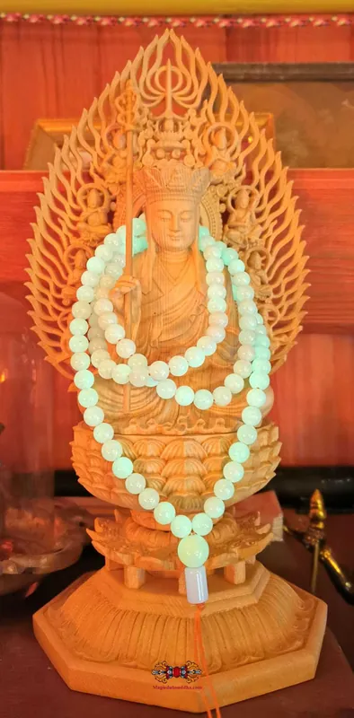 Exceptional Buddhist rosary of the Buddha Ksitigarbha in natural fluorescent stone.