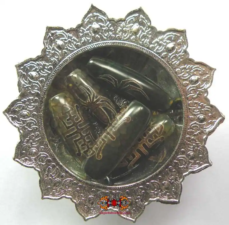 Green Tibetan Dzi with spider motif - Protection against poisonous insects.