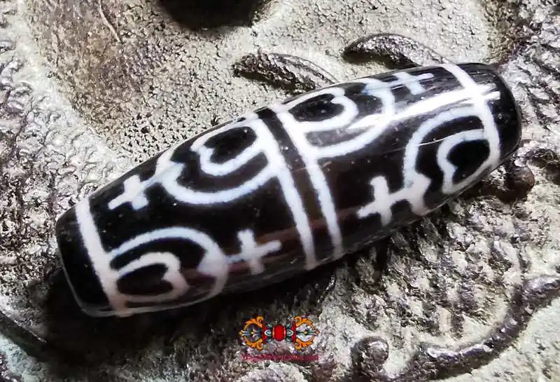 Sacred Tibetan Dzi bead - Bodhisattva crown type.