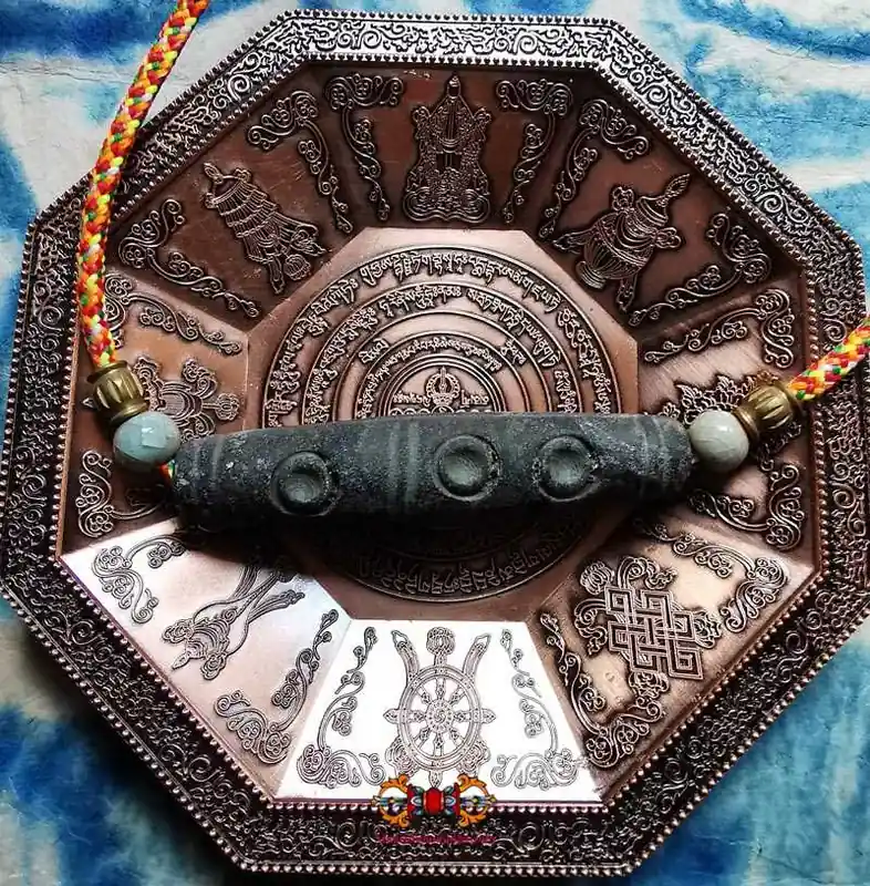Large sacred Tibetan Dzi bead with 6 meteorite eyes.